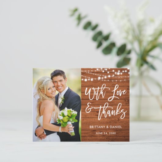 Brush Script Rustic Wood Liebe und Dank Hochzeit Postkarte (Stehend Vorderseite)