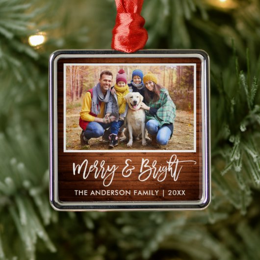 Brush Script Rustic Wood Merry and Bright Family Ornament Aus Metall (Baum)
