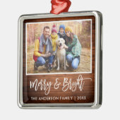 Brush Script Rustic Wood Merry and Bright Family Ornament Aus Metall (Links)
