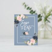Brush Script Save the Date Dusty Blue Pink Floral Ankündigungspostkarte (Stehend Vorderseite)