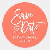 Brush Script Save the Date Korallen-Umschlag Aufkl Runder Aufkleber (Vorderseite)