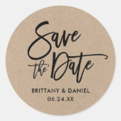 Brush Script Save the Date Kraft Umschlag Aufklebe Runder Aufkleber (Vorderseite)