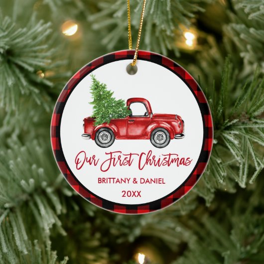 Brush Script Truck Erster Weihnachtsrot Kariert Keramik Ornament (Baum)