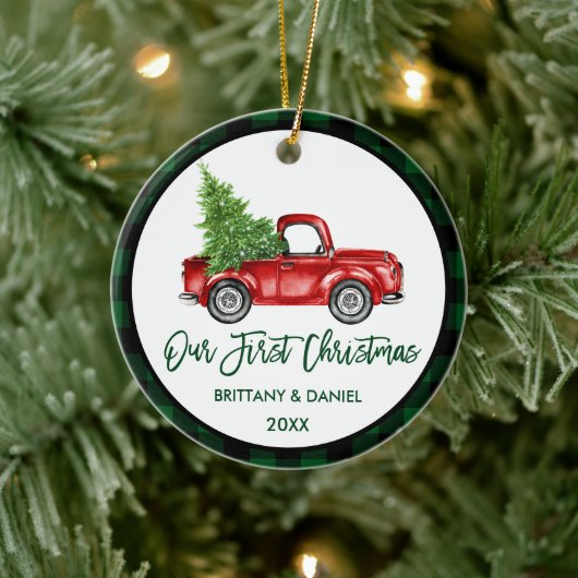 Brush Script Truck Erstes Weihnachtsgrün Kariert Keramik Ornament (Baum)