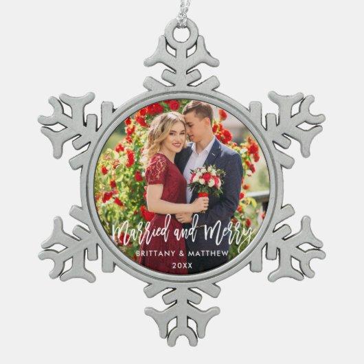 Brush Script Verheiratet und Merry Foto Wedding Schneeflocken Zinn-Ornament (Vorderseite)