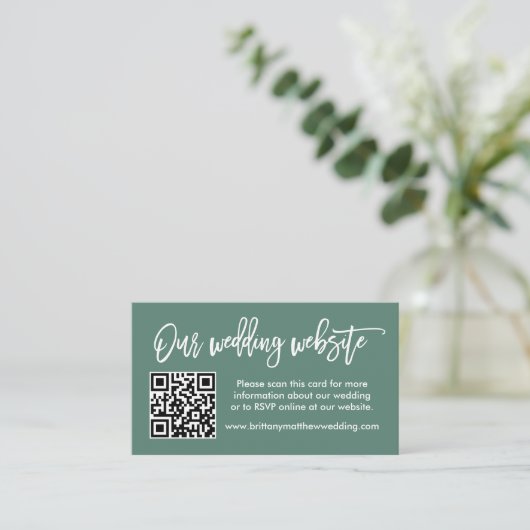 Brush Script Wedding Website QR Eukalyptus Green Begleitkarte (Stehend Vorderseite)