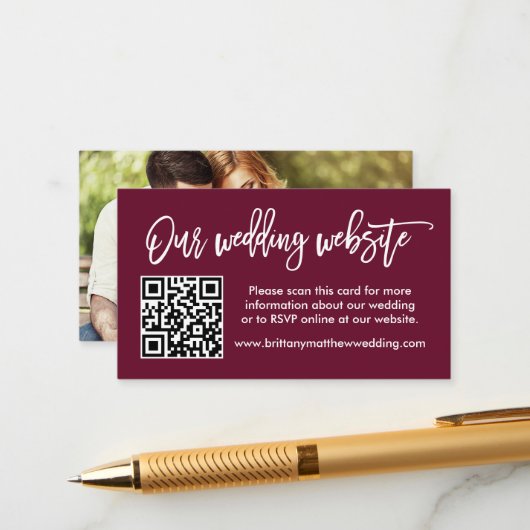 Brush Script Wedding Website QR Foto Burgundy Begleitkarte (Vorderseite/Rückseite Beispiel)