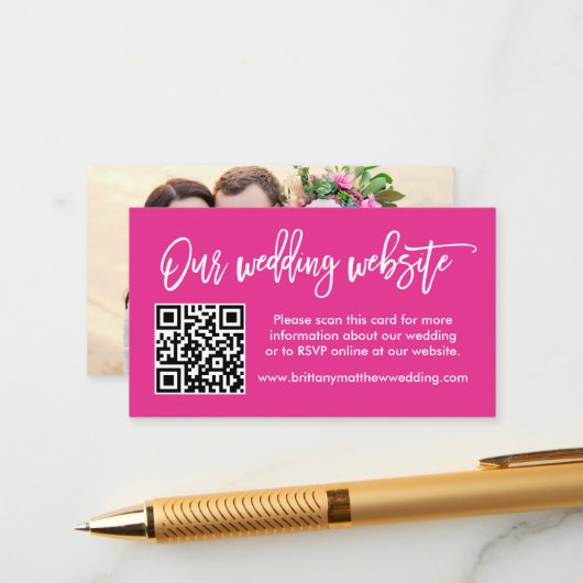 Brush Script Wedding Website QR Foto Hot Pink Begleitkarte (Vorderseite/Rückseite Beispiel)