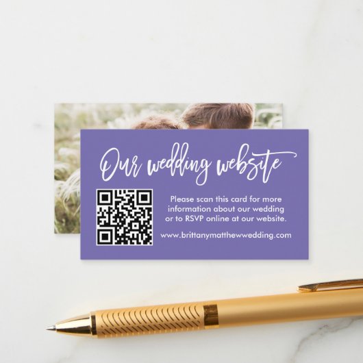 Brush Script Wedding Website QR Foto Periwinkle Begleitkarte (Vorderseite/Rückseite Beispiel)