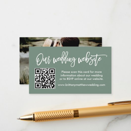 Brush Script Wedding Website QR Foto Sage Green Begleitkarte (Vorderseite/Rückseite Beispiel)