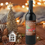 Brush Script Wood Erste Weihnachtsfeier Neuer Zuha Weinetikett<br><div class="desc">Modern Brush Script Unser erstes Weihnachten in unserem neuen Zuhause Holiday Wine Bottle Label beinhaltet Watercolor Vintag Red Truck mit Weihnachtsbaum - Rustikales Landholz</div>