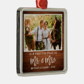 Brush Script Wood Erste Weihnachtszeit Mr. und Mrs Ornament Aus Metall (Rechts)
