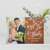 Brush Script Wood Lights Liebe und Dank Hochzeit Dankeskarte (Stehend Vorderseite)
