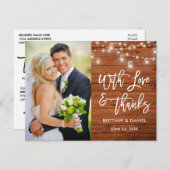 Brush Script Wood Lights Liebe und Dank Hochzeit Postkarte (Vorne/Hinten)