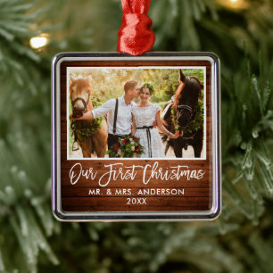 Brush Script Wood Wedding Unsere ersten Weihnachte Ornament Aus Metall
