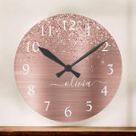 Brushed Metal Rose Gold Pink Glitter Monogram Runde Wanduhr<br><div class="desc">Rose Gold - Blush Pink Faux Foil Metallic Sparkle Glitter Brushed Metal Monogram Name Clock. This makes the perfect sweet 16 birthday,  wedding,  bridal shower,  anniversary,  baby shower or bachelorette party gift for someone that loves glam luxury and chic styles.</div>