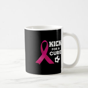 Brustkrebs-Bewusstsein Kick für einen Heilfußball Kaffeetasse