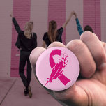 Brustkrebs-Bewusstsein Ribbon Feather Button<br><div class="desc">Das rosa Band ist zum universellen Symbol für Brustkrebs geworden,  indem sie das Bewusstsein schärft,  die Unterstützung leistet und Frauen solidarisch zusammenbringt.</div>