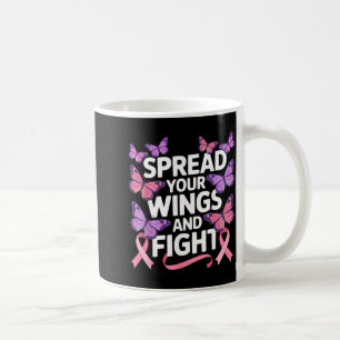 Brustkrebs-Bewusstseins-Schmetterling fliegendes I Kaffeetasse