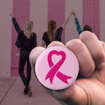 Brustkrebs-Bewusstseinsband Button<br><div class="desc">Das rosa Band ist zum universellen Symbol für Brustkrebs geworden,  indem sie das Bewusstsein schärft,  die Unterstützung leistet und Frauen solidarisch zusammenbringt.</div>
