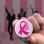Brustkrebs-Bewusstseinsband Button<br><div class="desc">Das rosa Band ist zum universellen Symbol für Brustkrebs geworden,  indem sie das Bewusstsein schärft,  die Unterstützung leistet und Frauen solidarisch zusammenbringt.</div>