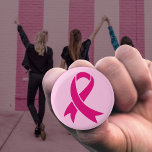 Brustkrebs-Bewusstseinsband Button<br><div class="desc">Das rosa Band ist zum universellen Symbol für Brustkrebs geworden,  indem sie das Bewusstsein schärft,  die Unterstützung leistet und Frauen solidarisch zusammenbringt.</div>