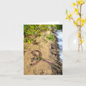 Brustkrebs Hinweis Karte-rosa Band im Sand. Karte (Gelbe Blume)