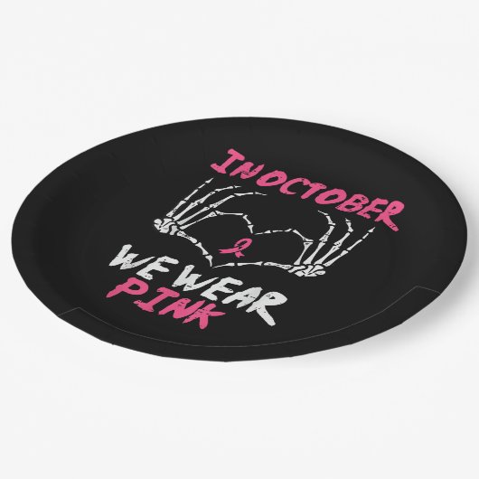 Brustkrebs Skelett Handherz Wir tragen Frauen Pappteller (Schrägansicht)