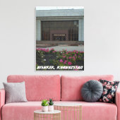 Brutalistisches Museum, Bischkek, Kirgisistan (Fru Leinwanddruck (Insitu (Wohnzimmer))