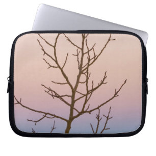Bryce Canyon, Utah. Bare tree vor Sonnenuntergang Laptopschutzhülle