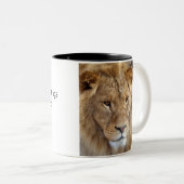 Bubbas Löwe-Tasse. Zweifarbige Tasse (VorderseiteRechts)