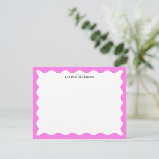 Bubblegum Pink Wavy Frame Note Card Einladung (Stehend Vorderseite)