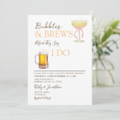 Bubbles and Brews Paare Hochzeitsdusche Einladung (Stehend Vorderseite)