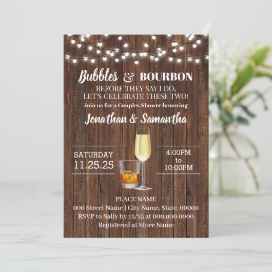 Bubbles & Bourbon bevor ich rustikale Hochzeit mac Einladung (Stehend Vorderseite)