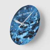 Bubbling Country Stream in Blue Hues Runde Wanduhr (Winkel)