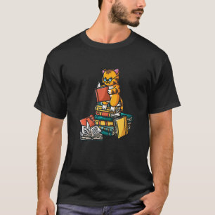Buch Katze sitzt auf einem Bücherstapel Bücherwur T-Shirt