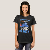 Buch Reading Fantasy Creature Niedlich Book Dragon T-Shirt (Vorne ganz)