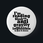 Buch über Anti Gravity Funny Science Geek Puns Button<br><div class="desc">Ich lese ein Buch über die Schwerkraft und es ist unmöglich,  es niederzuschlagen. Funny science lässt sich für diejenigen entwerfen,  die Liebe haben,  Naturwissenschaften zu studieren. Coole und humorvolle Zitatartikel für Unis,  die Physik studieren. Ideal für Wissenschaftler und Physiker. Großartiges Weihnachtsgeschenk und Geburtstagsgeschenk für Familie und Freunde.</div>