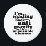 Buch über Anti Gravity Funny Science Geek Puns Magnet<br><div class="desc">Ich lese ein Buch über die Schwerkraft und es ist unmöglich,  es niederzuschlagen. Funny science lässt sich für diejenigen entwerfen,  die Liebe haben,  Naturwissenschaften zu studieren. Coole und humorvolle Zitatartikel für Unis,  die Physik studieren. Ideal für Wissenschaftler und Physiker. Großartiges Weihnachtsgeschenk und Geburtstagsgeschenk für Familie und Freunde.</div>