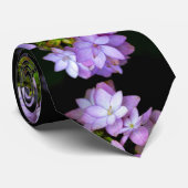 Buch über viele versteinerte violette Blumen Krawatte (Gerollt)