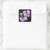 Buch über viele versteinerte violette Blumen Quadratischer Aufkleber (Tasche)