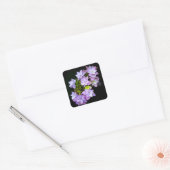 Buch über viele versteinerte violette Blumen Quadratischer Aufkleber (Umschlag)