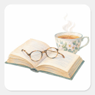 Buch und Tee am Fenster Quadratischer Aufkleber