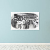 Buchabteilung in einem Geschäft für Armee und Mari Leinwanddruck (Insitu (Holzboden))