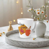 Buchen mit Kaffee und Glas mit Herbstblättern Milchtasse