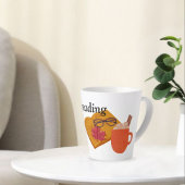 Buchen mit Kaffee und Glas mit Herbstblättern Milchtasse