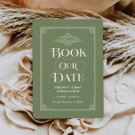 Buchen Sie unser Date Green Vintag Book Cover Wedd Save The Date<br><div class="desc">Diese einzigartige Hochzeit speichern die Datumskarten für Buchliebhaber mit einem Vintagen Buchcover-Design mit einer Schriftrolle,  die den Hochzeitstag umrahmen,  einem verzierten "Book Our Date"-Titel,  der Braut & Groom-Namen als Urheber,  einer moosgrünen Hintergrundfarbe / Buchfarbe (die modifiziert werden kann),  komplett mit einem Verlobung-Foto des Ehepaares auf der Rückseite.</div>