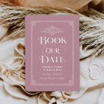 Buchen Sie unsere Date Dusty Rose Vintag Cover Wed Save The Date<br><div class="desc">Diese einzigartige Hochzeit speichern die Datumskarten für Buchliebhaber mit einem Vintagen Buchcover-Design mit einer Schriftrolle,  die den Hochzeitstag umrahmen,  einem verzierten "Book Our Date"-Titel,  der Braut & Groom-Namen als Autoren,  einer staubigen Rose rosa Hintergrund / Buchfarbe (die modifiziert werden kann),  komplett mit einem Verlobung-Foto des Ehepaares auf der Rückseite.</div>