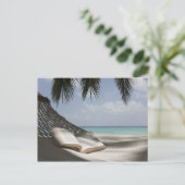 Buchen Sie unter einer Hängematte Postkarte (Stehend Vorderseite)
