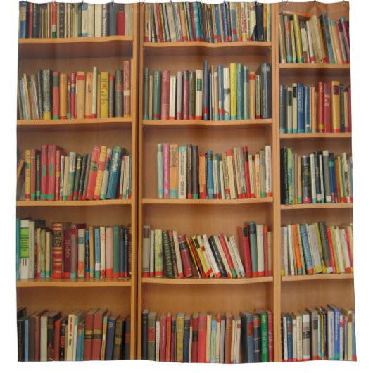 Bücher auf Bücherregal-Hintergrund Duschvorhang (Vorderseite)